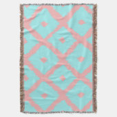 モダンなティール（緑がかった色）の珊瑚の粋なイカットパターン スローブランケット (正面縦)