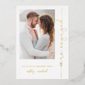 モダンなデザインのエンゲージメントスクリプトタイプ写真 ゴールド 箔招待状 (正面)