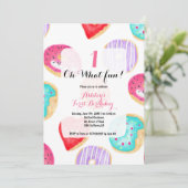 モダンなドーナツの水彩画パターンおもしろいの第1誕生日 招待状 (スタンド正面)