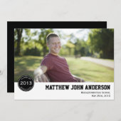 モダンなバッジの写真の卒業の招待状-黒 招待状 (正面/裏面)