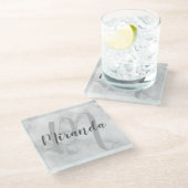 モダンなパーソナライズドモノグラムと名前の白い大理石 ガラスコースター (アングル)