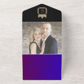 モダンなパープルとゴールドのモノグラム結婚式 オールインワン招待状 (外側)