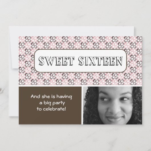 モダンなピンクとブラウンの花柄 スイート16 招待状 (正面)
