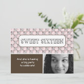 モダンなピンクとブラウンの花柄 スイート16 招待状 (スタンド正面)