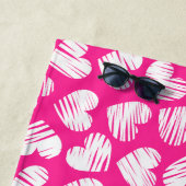 モダンなピンクと白の落書きハートバレンタイン名 ビーチタオル (インサイチュ)