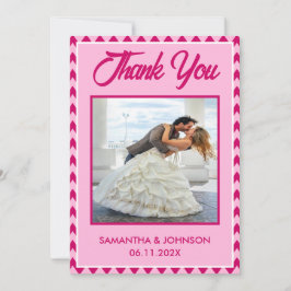 モダンなピンクのシェブロンのストライプの結婚式の写真 サンキューカード