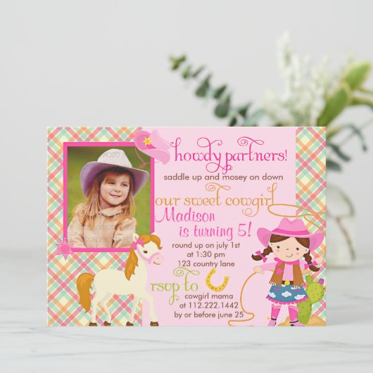 モダンなピンクの女性のカーボーイの小さい馬のかわいい写真のパーティー 招待状 (スタンド正面)