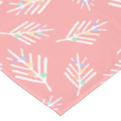 モダンなピンクの白いパステルはクリスマスの休日に点を打ちます テーブルクロス (アングル)