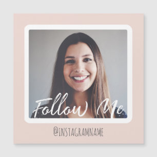 モダンなピンクの社会的な媒体は私を写真の磁石後を追います