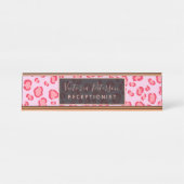 モダンなピンクの赤いヒョウはパターンイラストレーションに斑点を付けます デスクネームプレート (正面)