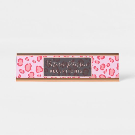 モダンなピンクの赤いヒョウはパターンイラストレーションに斑点を付けます デスクネームプレート (正面)