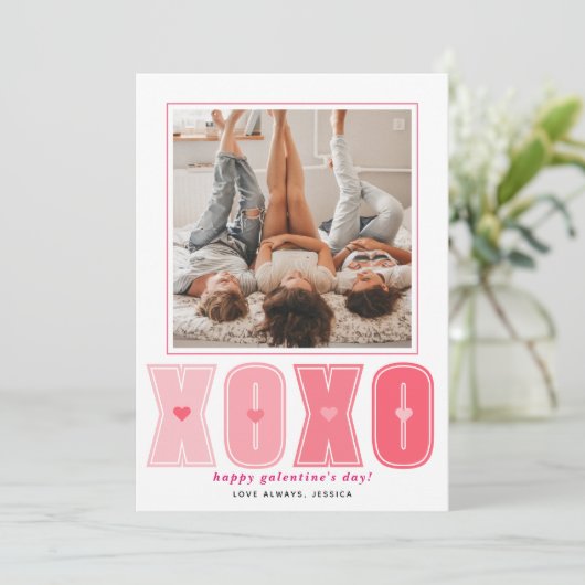 モダンなピンクのXOXOハートのガレンタインズデーの写真 シーズンカード (スタンド正面)