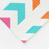 モダンなピンク、オレンジ、水の幾何学的な矢パターン フリースブランケット (角)