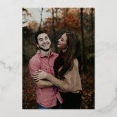 モダンなフォイル 秋のバーガンディー フォト 婚約パーティー 箔招待状 (裏面)