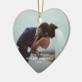 モダンなフォトタイポグラフィでお祝いする結婚 セラミックオーナメント (左)