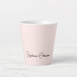 モダンなフラッシュピンクのモノグラム名前タイポグラフィ カフェラテマグ
