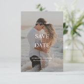 モダンなフルブリードビーチフォトデスティネーションウェディング セーブザデート (スタンド正面)