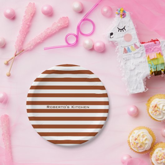 モダンなブラウンはカスタムな文字とのあらゆる色で縞で飾ります ペーパープレート (パーティー)