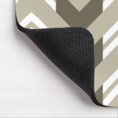 モダンなブラウン、ベージュ色、シェブロン白いパターン マウスパッド (コーナー)