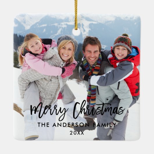 モダンなブラシの原稿のクリスマスの家族写真の正方形 セラミックオーナメント (裏面)