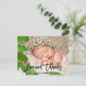 モダンなブラシの原稿の新生児愛および感謝Blk 案内ポストカード (スタンド正面)