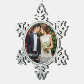 モダンなブラシの原稿の結婚したで及びメリーな結婚式 スノーフレークピューターオーナメント (右)