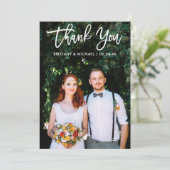 モダンなブラシの原稿の花嫁の新郎の結婚式の写真の重量 サンキューカード (スタンド正面)