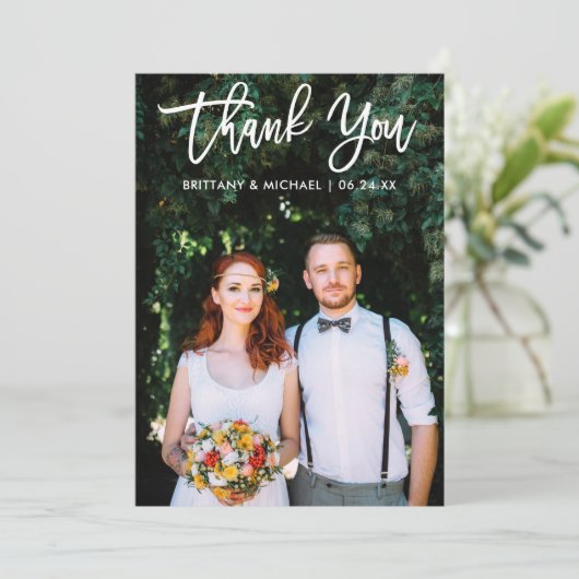 モダンなブラシの原稿の花嫁の新郎の結婚式の写真の重量 サンキューカード (スタンド正面)