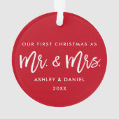 モダンなブラシの原稿の赤い初めてのクリスマスの氏夫人 オーナメント (裏面)