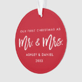 モダンなブラシの原稿の赤い初めてのクリスマスの氏夫人 オーナメント (正面)