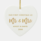 モダンなブラシの原稿の金ゴールドの初めてのクリスマスの氏夫人 セラミックオーナメント (裏面)