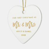 モダンなブラシの原稿の金ゴールドの初めてのクリスマスの氏夫人 セラミックオーナメント (左)