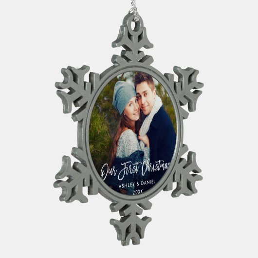 モダンなブラシの原稿私達の初めてのクリスマスのカップル スノーフレークピューターオーナメント (左)