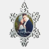 モダンなブラシの原稿私達の初めてのクリスマスのカップル スノーフレークピューターオーナメント (右)