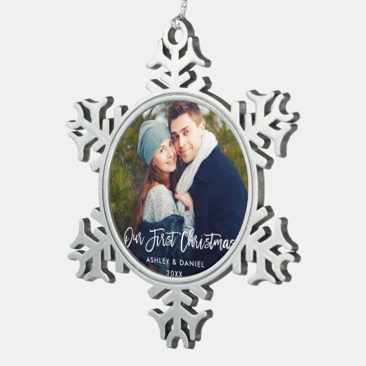 モダンなブラシの原稿私達の初めてのクリスマスのカップル スノーフレークピューターオーナメント (右)