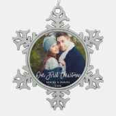 モダンなブラシの原稿私達の初めてのクリスマスのカップル スノーフレークピューターオーナメント (正面)