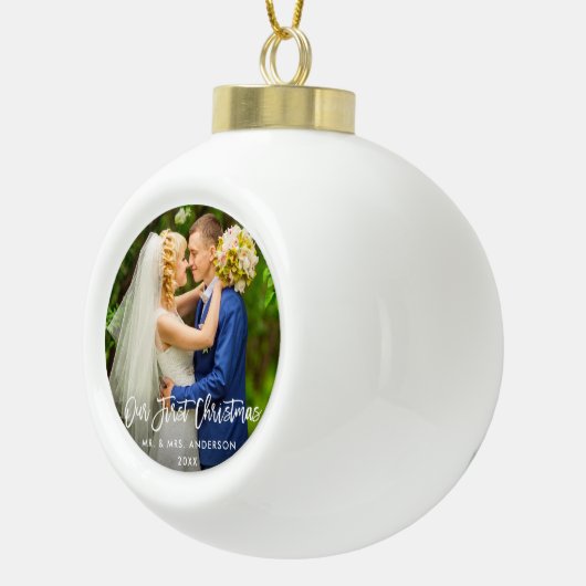 モダンなブラシの原稿私達の初めてのクリスマスの結婚 セラミックボールオーナメント (右)