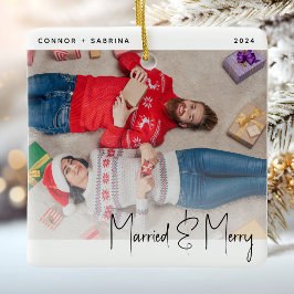 モダンなブラックスクリプトの「Married and Merry」フォトクリスマスオーナメント セラミックオーナメント