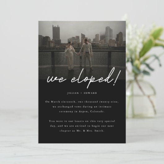 モダンなブラックスクリプト写真 ウェディングエロープメント 案内状 (スタンド正面)