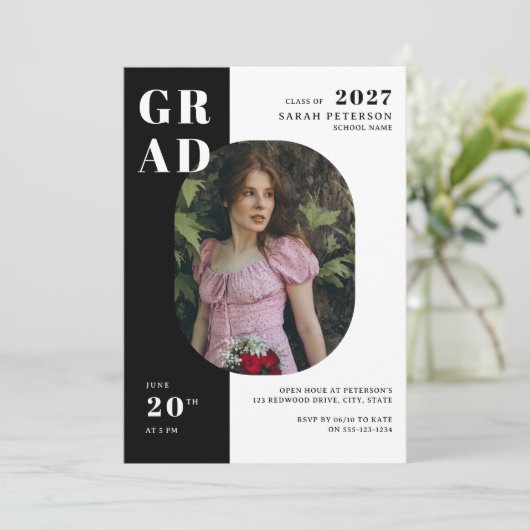 モダンなブラック＆ホワイトのタイポグラフィー写真 卒業 招待状 (スタンド正面)