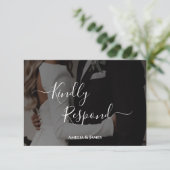 モダンなブラック＆ホワイトの写真 ウェディング RSVP カード (スタンド正面)