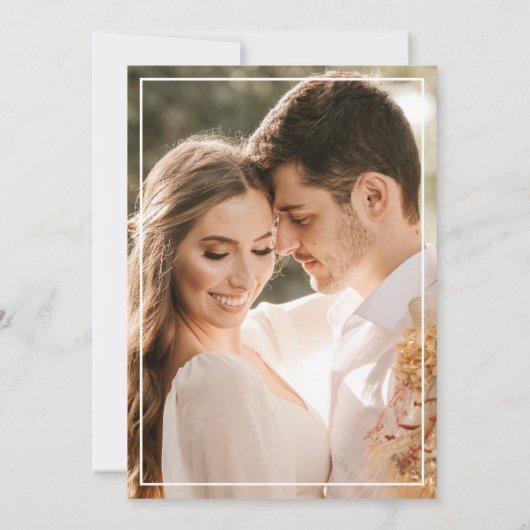 モダンなブラック&ホワイト タイポグラフィ カップル フォト セーブザデート (裏面)