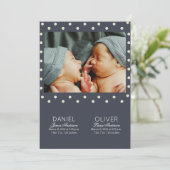 モダンなブルーのドット柄 出生発表 双子 招待状 (スタンド正面)