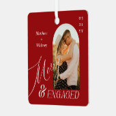モダンなプロポーズフォトデザインの"Merry & Engaged Script" メタルオーナメント (正面左)