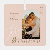 モダンなプロポーズフォトデザインの"Merry & Engaged Script" メタルオーナメント (正面)