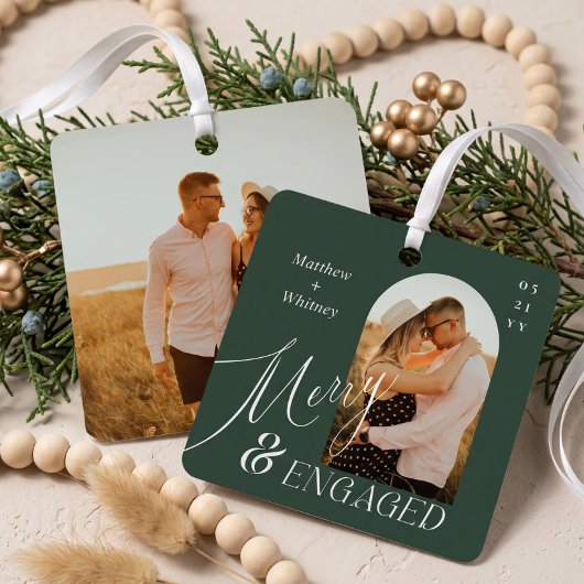 モダンなプロポーズフォトデザインの"Merry & Engaged Script" メタルオーナメント