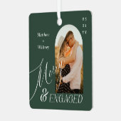 モダンなプロポーズフォトデザインの"Merry & Engaged Script" メタルオーナメント (正面左)