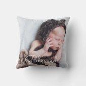 モダンなベビーの誕生の写真の記念品の枕 クッション (裏面)