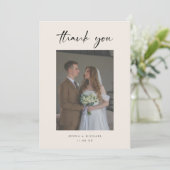 モダンなベージュの手書き体 結婚式 写真 サンキューカード (スタンド正面)