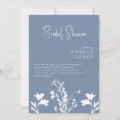 モダンなペリウィンクルホワイトワイルドフラワーズ ブライダルシャワー 招待状 (正面)